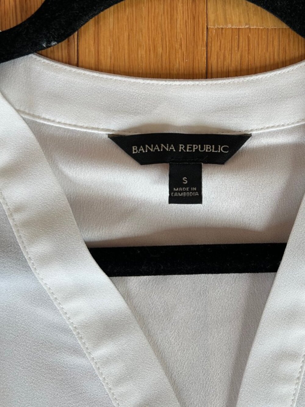 Banana Republic White V-Neck Blouse Size Small Classic Minimalist Top